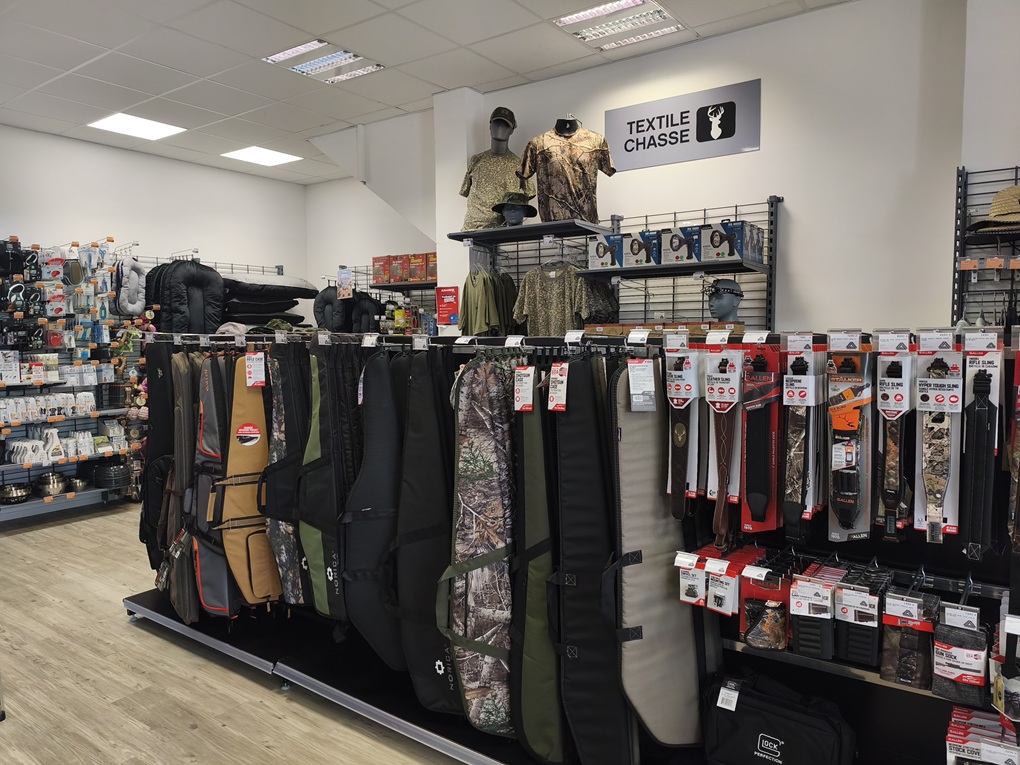 Armurerie-ballande-noumea-interieur-boutique-vêtements-chasse