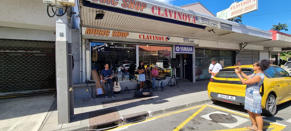 DEVANTURE CLAVINOV MUSIC SHOP NOUMEA