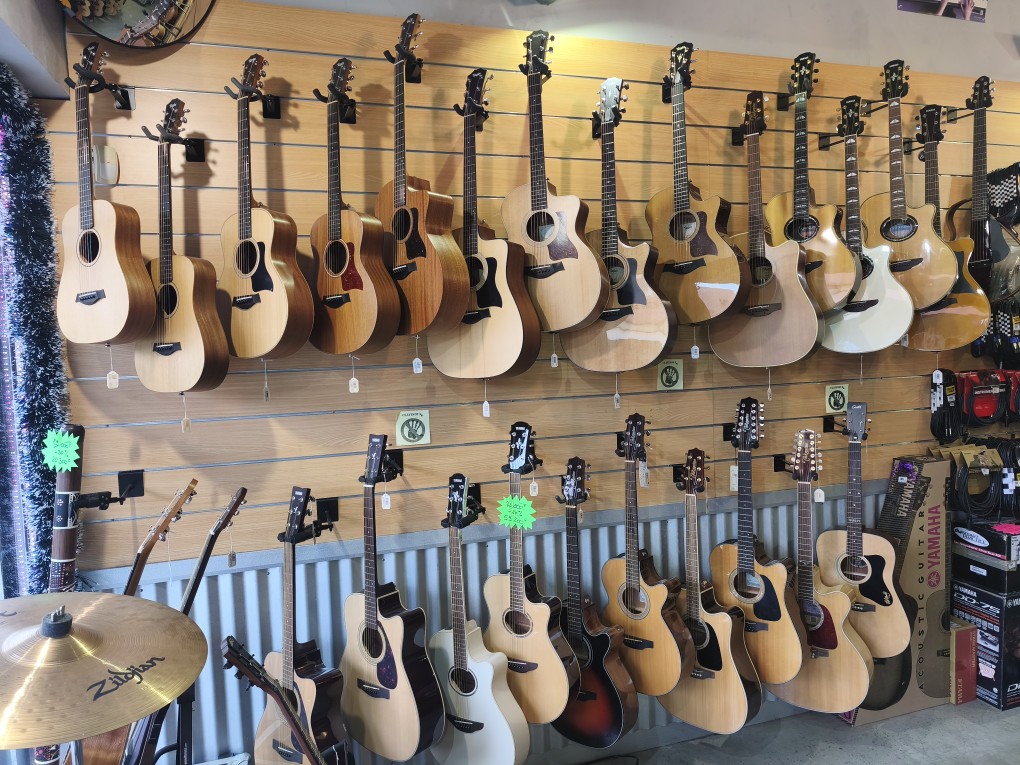 GUITARES SECHES CLAVINOVA MUSIC SHOP NOUMEA