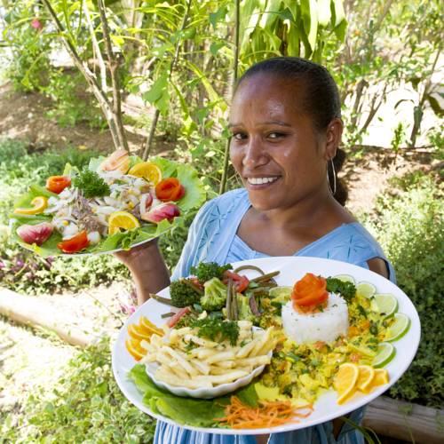 HOTEL KONIAMBO JEUNE FEMME AVEC PLATS