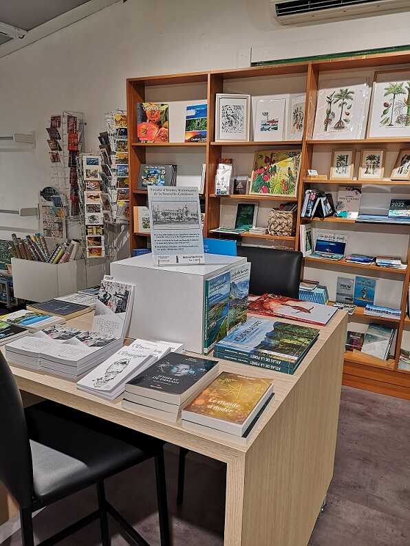 INTERIEUR MAGASIN CALEDO LIVRES NOUMEA