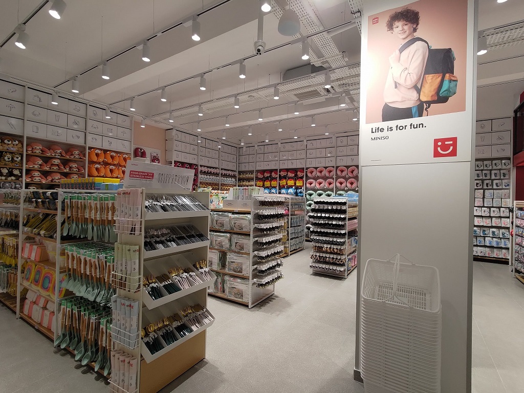 INTERIEUR MAGASIN MINISO CENTRE VILLE 3