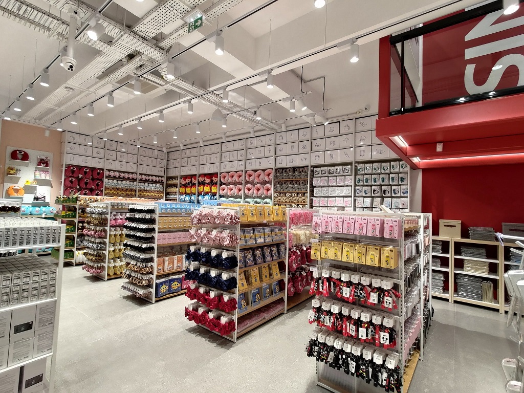 INTERIEUR MAGASIN MINISO CENTRE VILLE