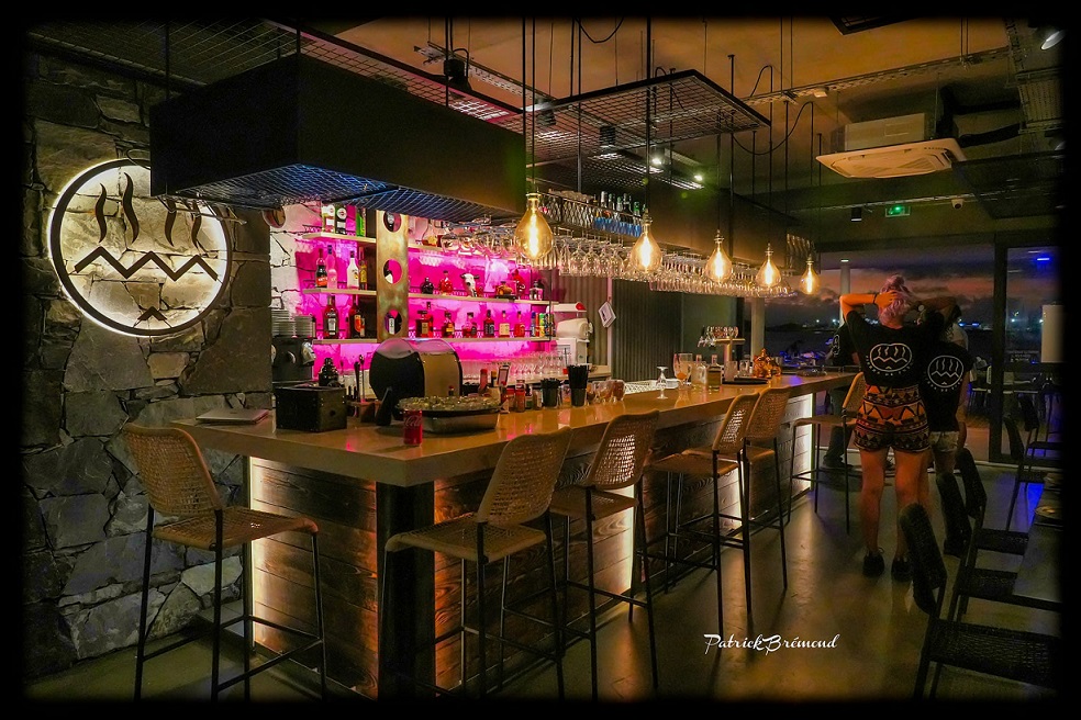 INTERIEUR RESTAURANT TIERRA DE FUEGO NOUMEA VUE DE NUIT-min