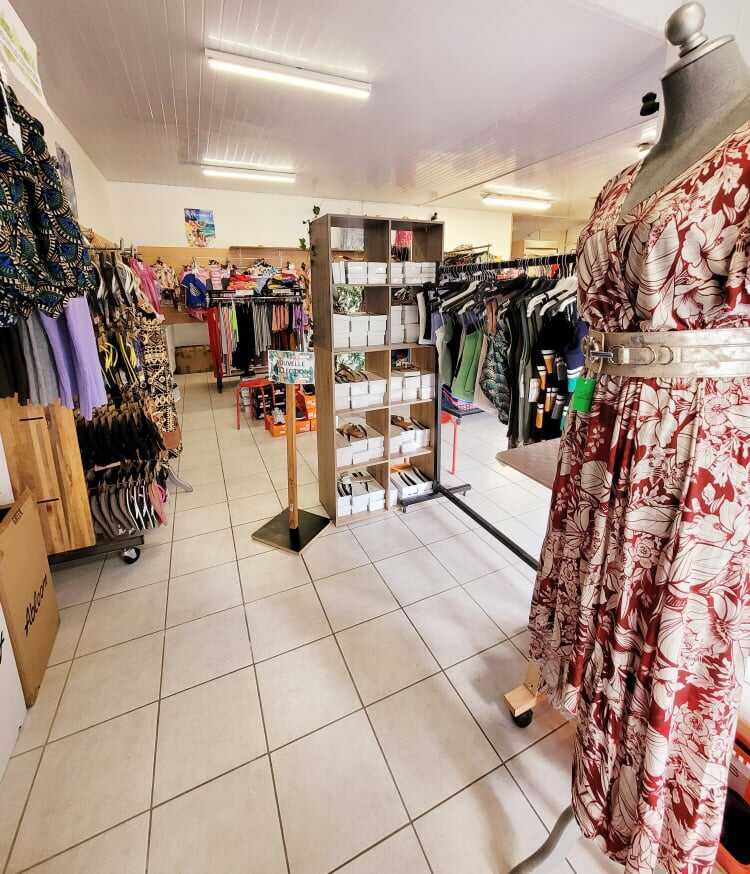 ONA BOUTIQUE KONE INTERIEUR MAGASIN COTE FEMMES