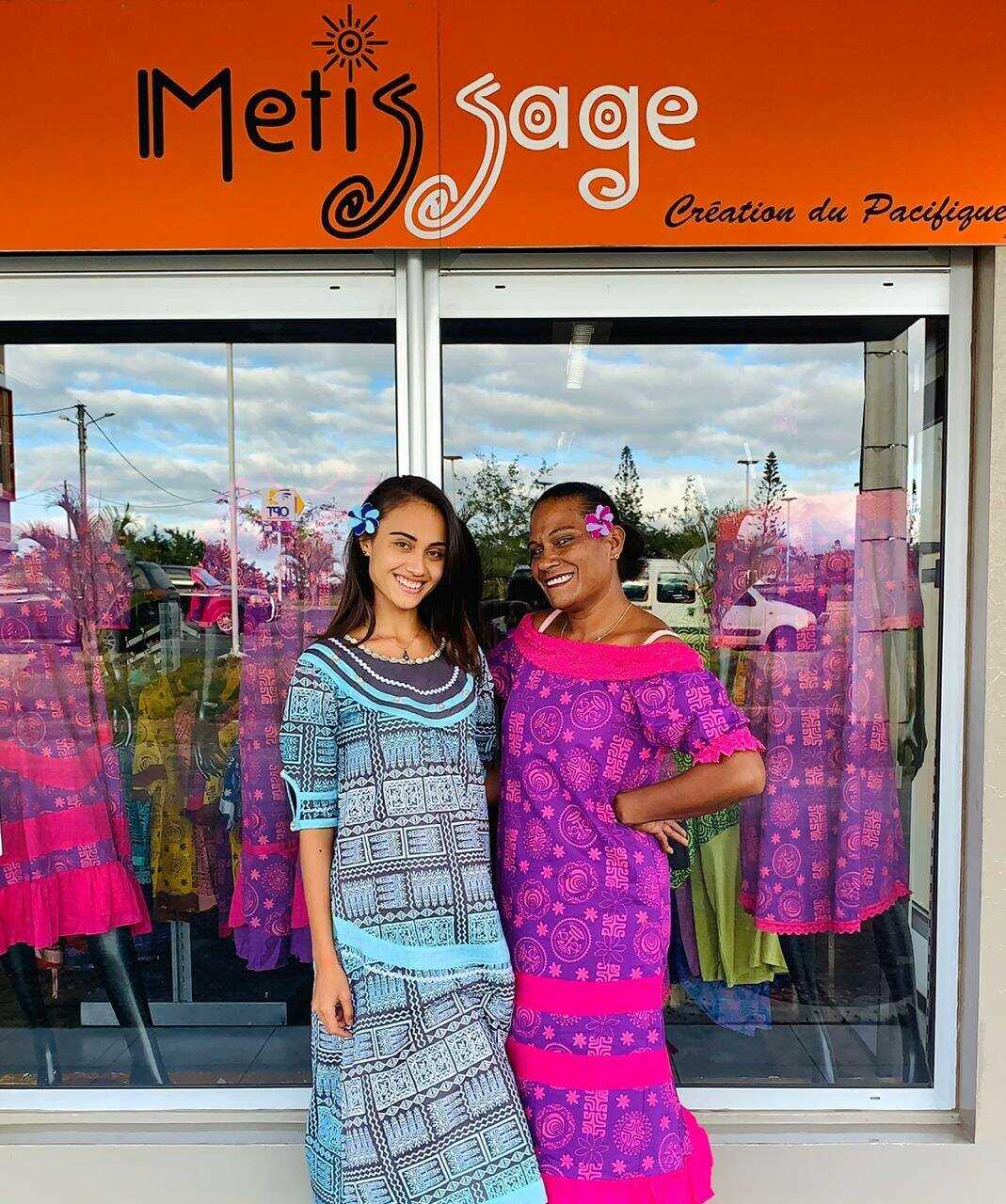 METISSAGE 2 FEMMES POSENT DEVANT BOUTIQUE NOUMEA