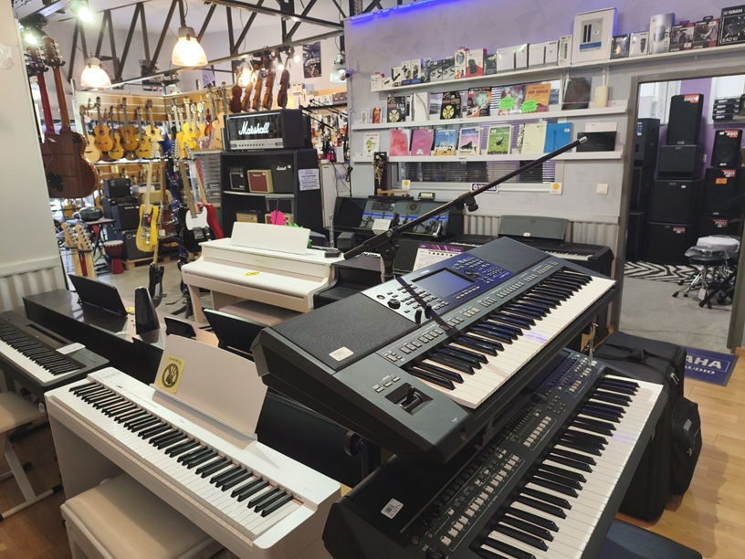PIANOS ET SYNTHETISEURS CLAVINOVA MUSIC SHOP NOUMEA