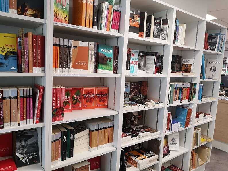 RAYONNAGE LIBRAIRIE CALEDO LIVRES NOUMEA