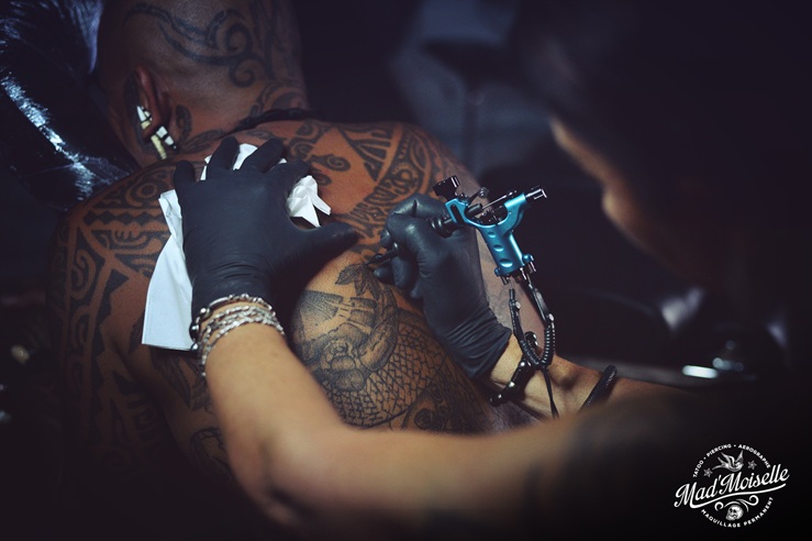Tatouage dos Mad'Moiselle Nouméa