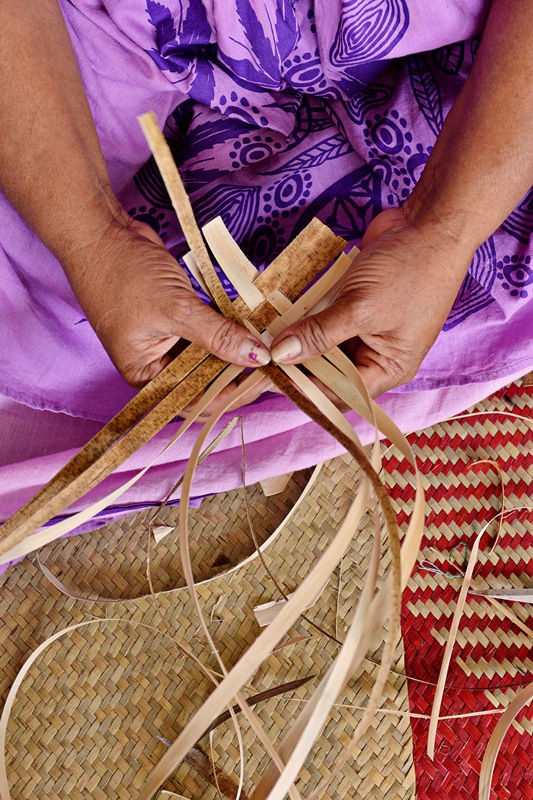 Tressage femme traditionnel art kanak au Centre Culturel Tjibaou à Nouméa