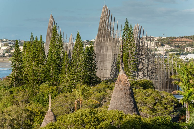 Centre Culturel Tjibaou à Nouméa architecture qui se fond dans la nature environnante