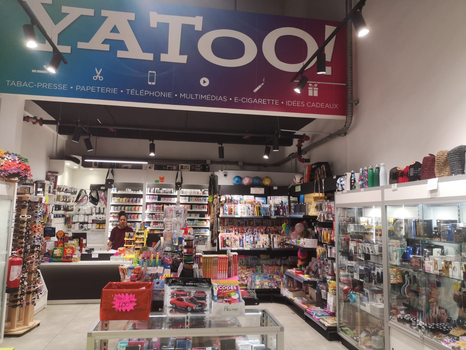 Intérieur de la boutique Yatoo, partenaire Chèque Cadeau Calédonien, dans le centre commercial Hyper U de Païta